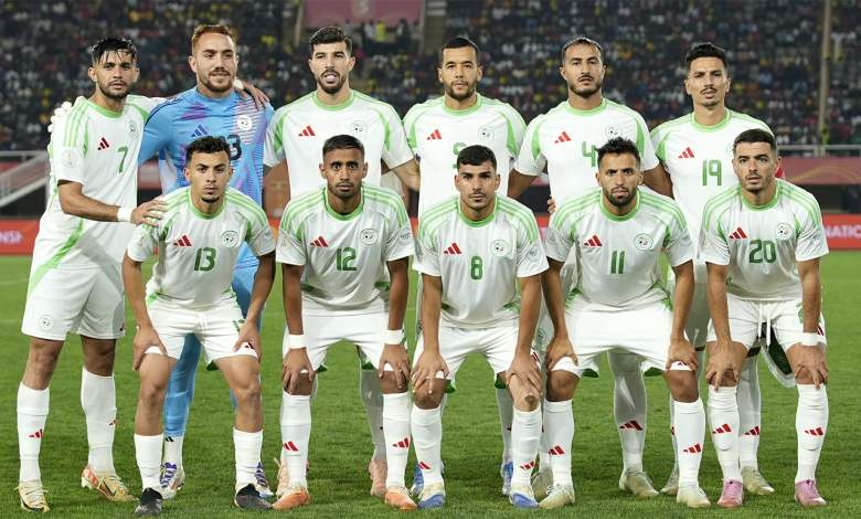 Groupe de joueurs algériens en tenue de match sur le terrain.