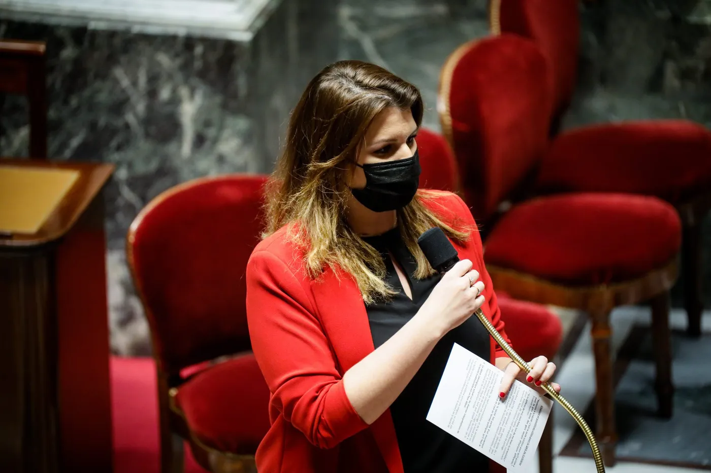 Voile au Parlement français : la controverse enfle