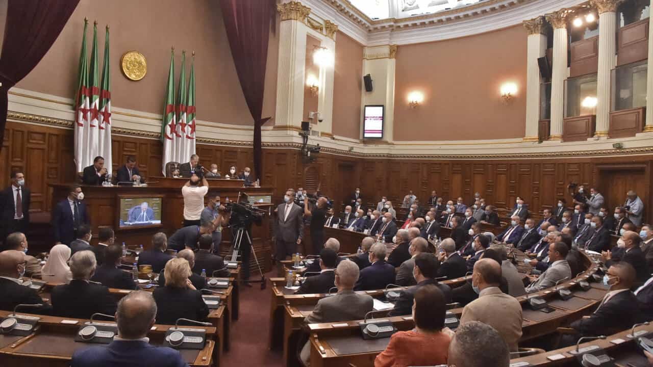 L’Algérie exige réparations : la France va-t-elle céder ? Débat politique en Algérie avec des représentants et un public nombreux.