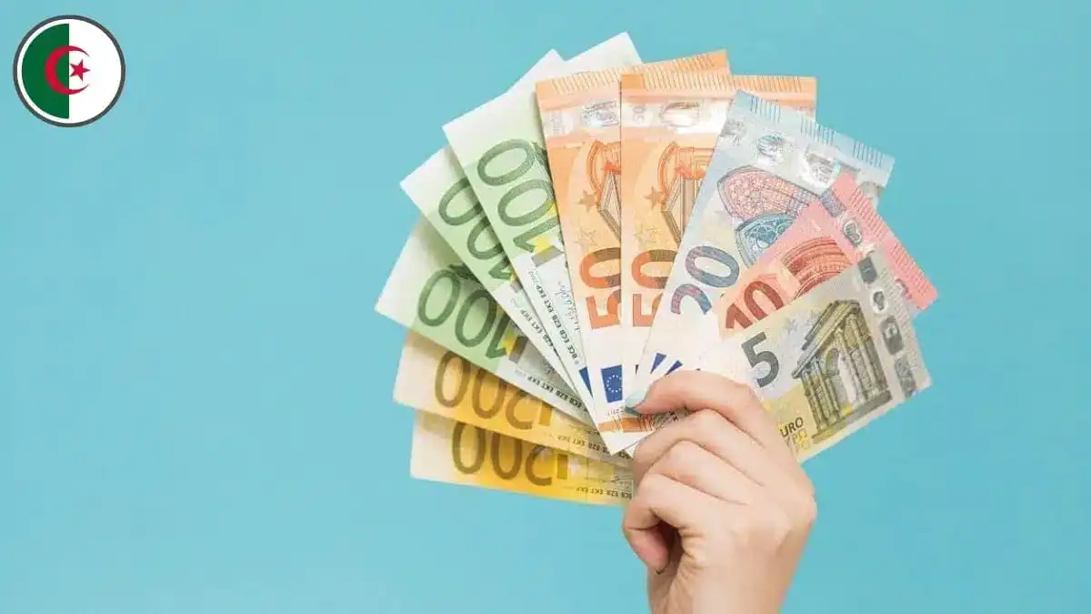 Main tenant des billets de banque algériens de différentes denominations.