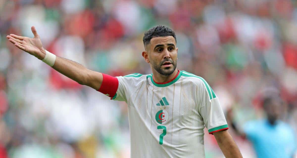 Riyad Mahrez : la stat incroyable qui marque l’histoire Riyad Mahrez portant le maillot de l'Algérie, gesticulant sur le terrain.