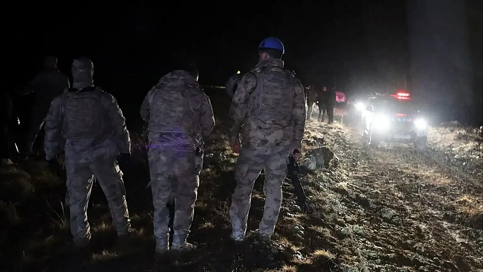 Crash en Turquie : mort mystérieuse du chef de l’armée libyenne Groupe de personnes sur le site d'un accident de nuit en Turquie.