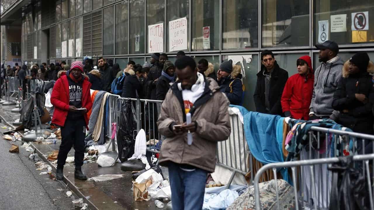 Personnes faisant la queue pour le traitement du titre de séjour en Algérie.