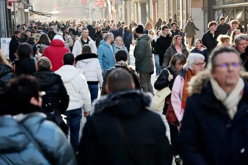 Immigration : la vraie raison de la croissance démographique 2025 Foule de personnes dans une rue urbaine en Europe.