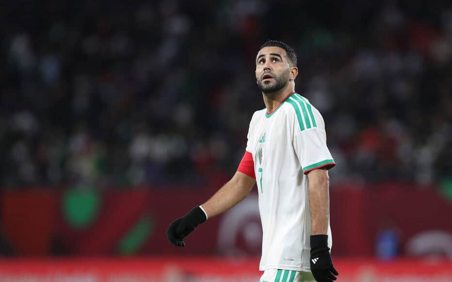 Le beau geste de Mahrez qui émeut les Algériens Riyad Mahrez en action lors d'un match de football en Algérie.