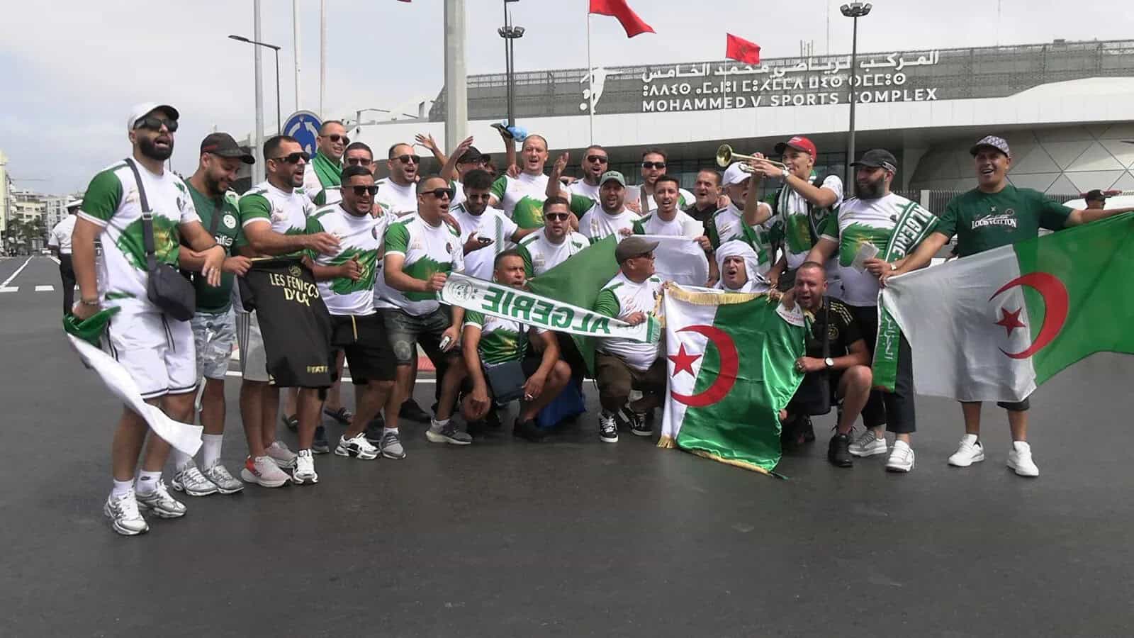 Équipe d'Algérie à Rabat Supporters algériens avec drapeaux à Rabat pour un match.
