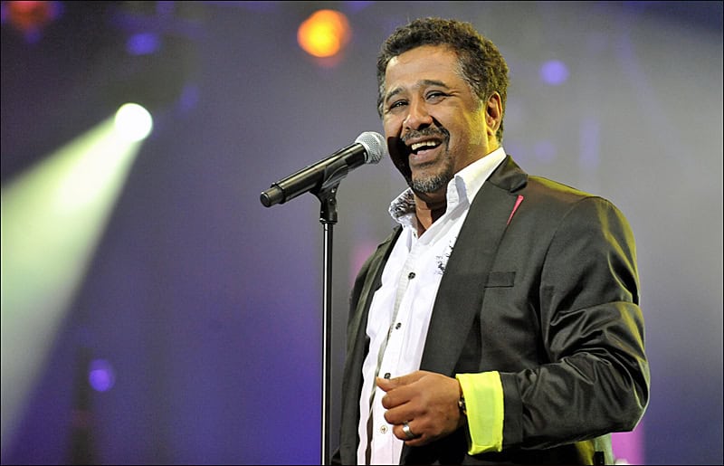Cheb Khaled tranche : son choix entre Algérie et Maroc pour la CAN 2025 Cheb Khaled chantant lors d'un concert en direct.
