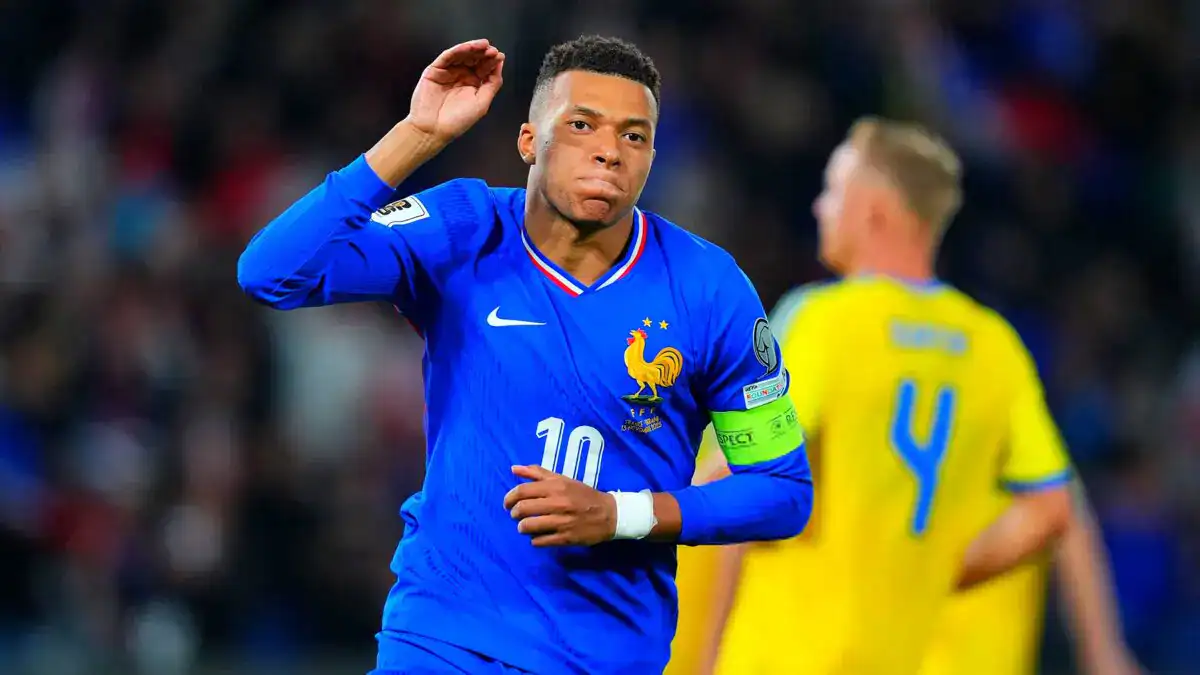 Kylian Mbappé en action lors de la CAN 2025, portant le maillot de l'équipe de France.