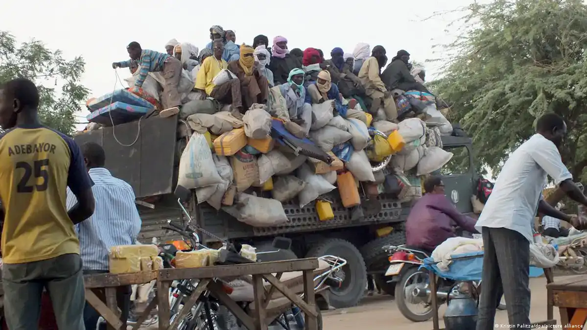 Migration Afrique-Europe : le rôle stratégique de l’Algérie Migration massive de personnes sur un camion en Afrique.