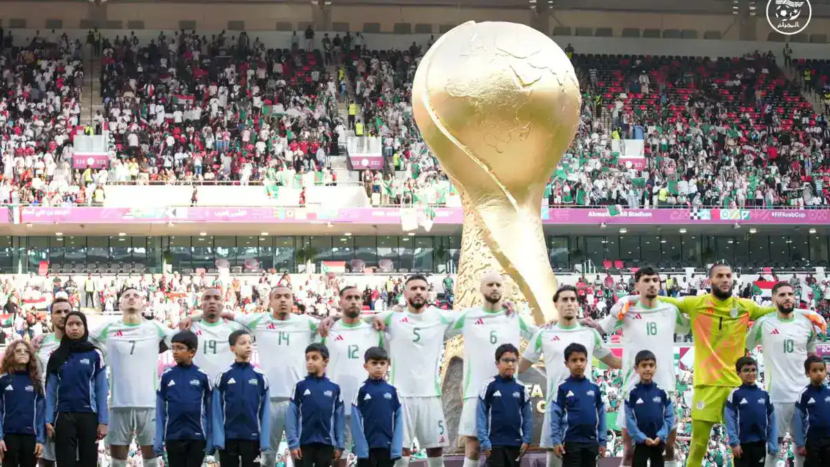 Soutien surprise pour les stars algériennes convoitées L'équipe algérienne de football avec la Coupe du Monde en tribune.