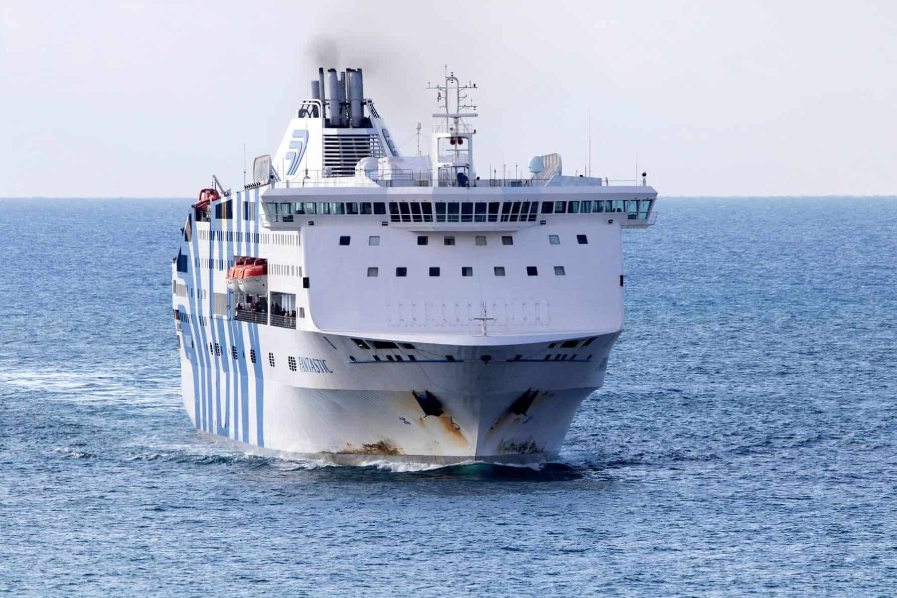 Ferry France-Algérie : voyage avec voiture dès 280 € Ferry traversant l'océan en direction de l'Algérie.