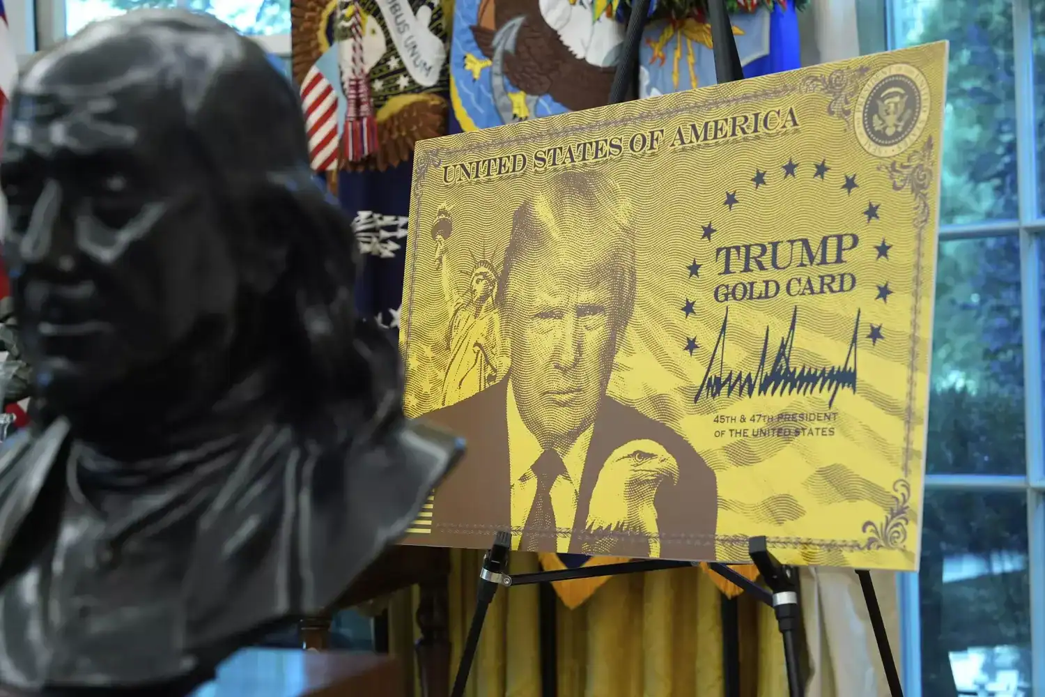 Carte verte à 1 million : la nouvelle offre choc de Trump Carte de Trump en or avec son portrait et signature.