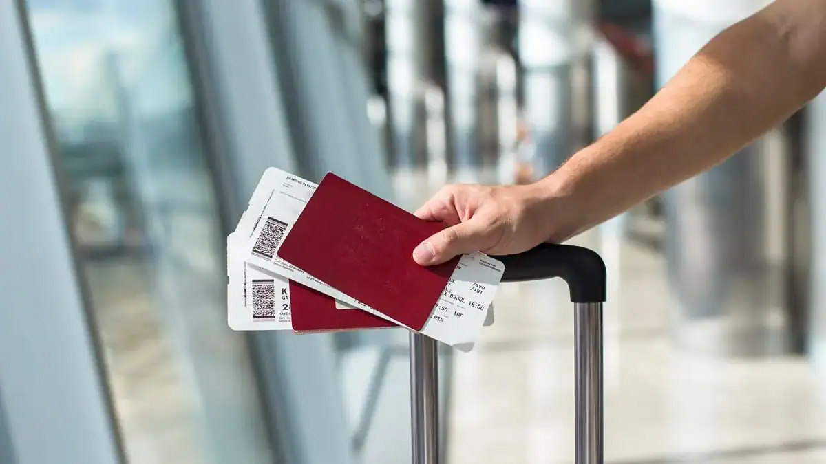 Billets d’avion Air Algérie : révélations du PDG sur les prix Passager avec passeports et billets d'avion à l'aéroport.
