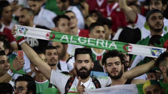 Supporters algériens avec drapeau lors de la CAN 2025 en France.