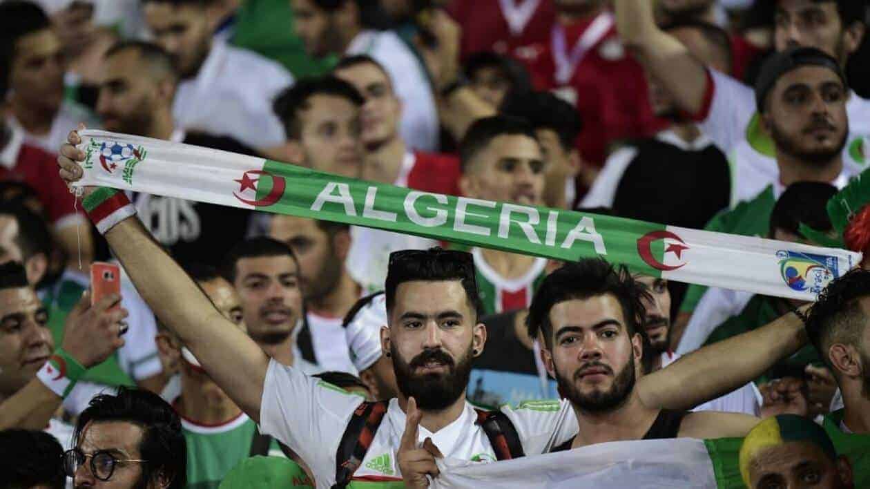 Supporters algériens lors d'un match Supporters algériens avec écharpe