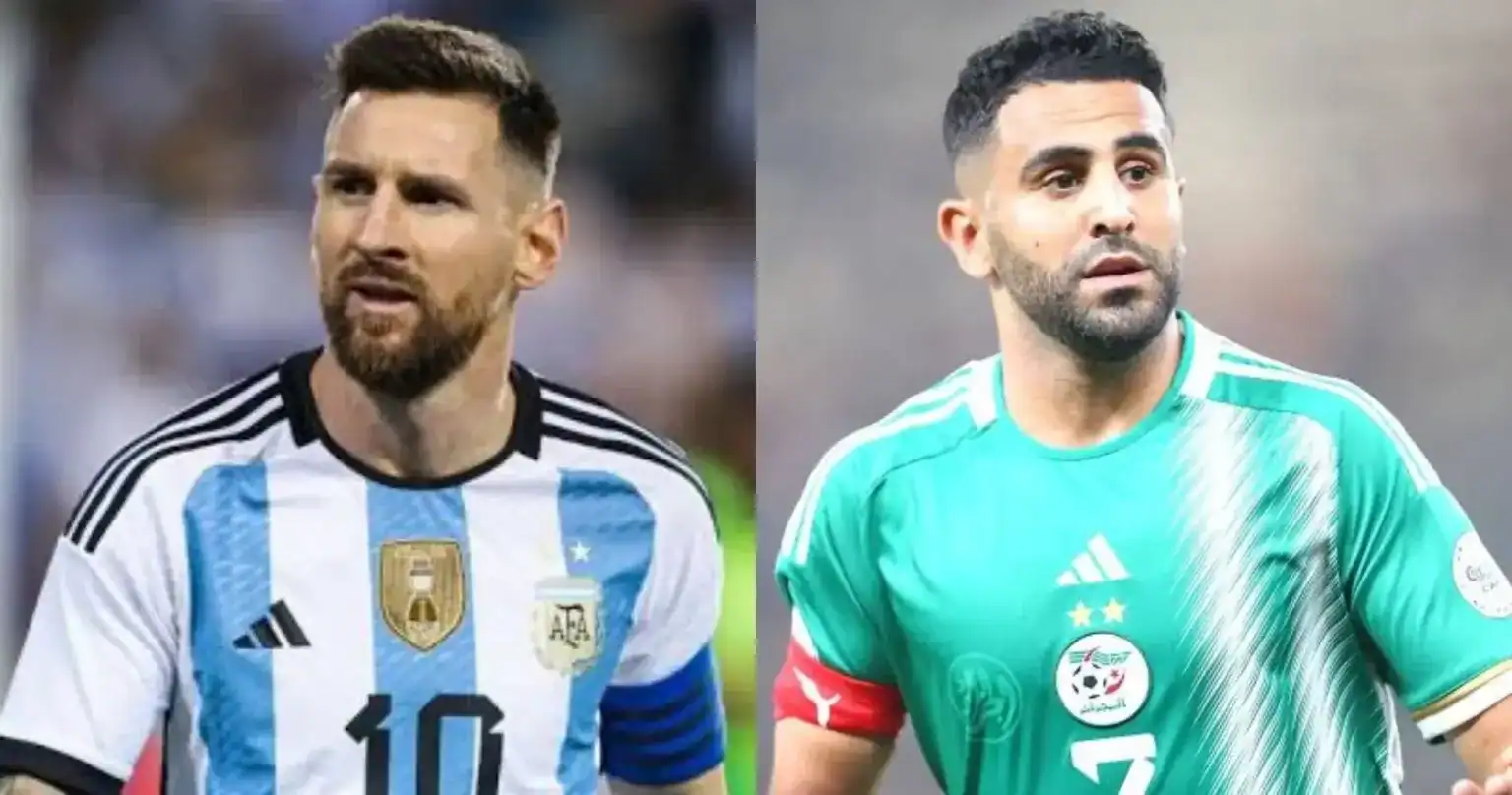 Martinez et un joueur algérien en match Deux joueurs de football, Argentine et Algérie, lors d'un match.