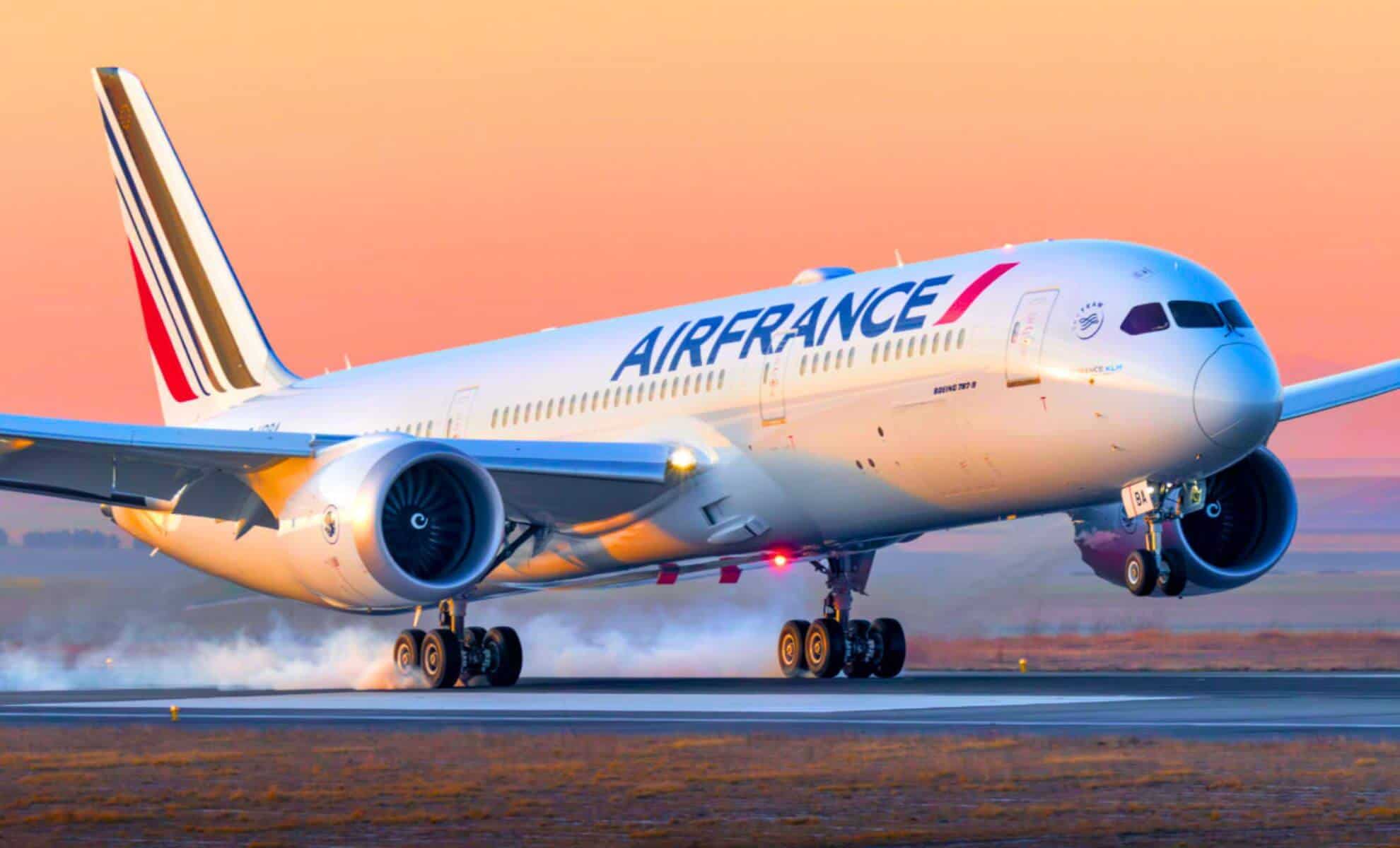 Vols vers Alger : Air France casse les prix cette saison Avion Air France prêt à décoller vers l'Algérie au coucher du soleil.