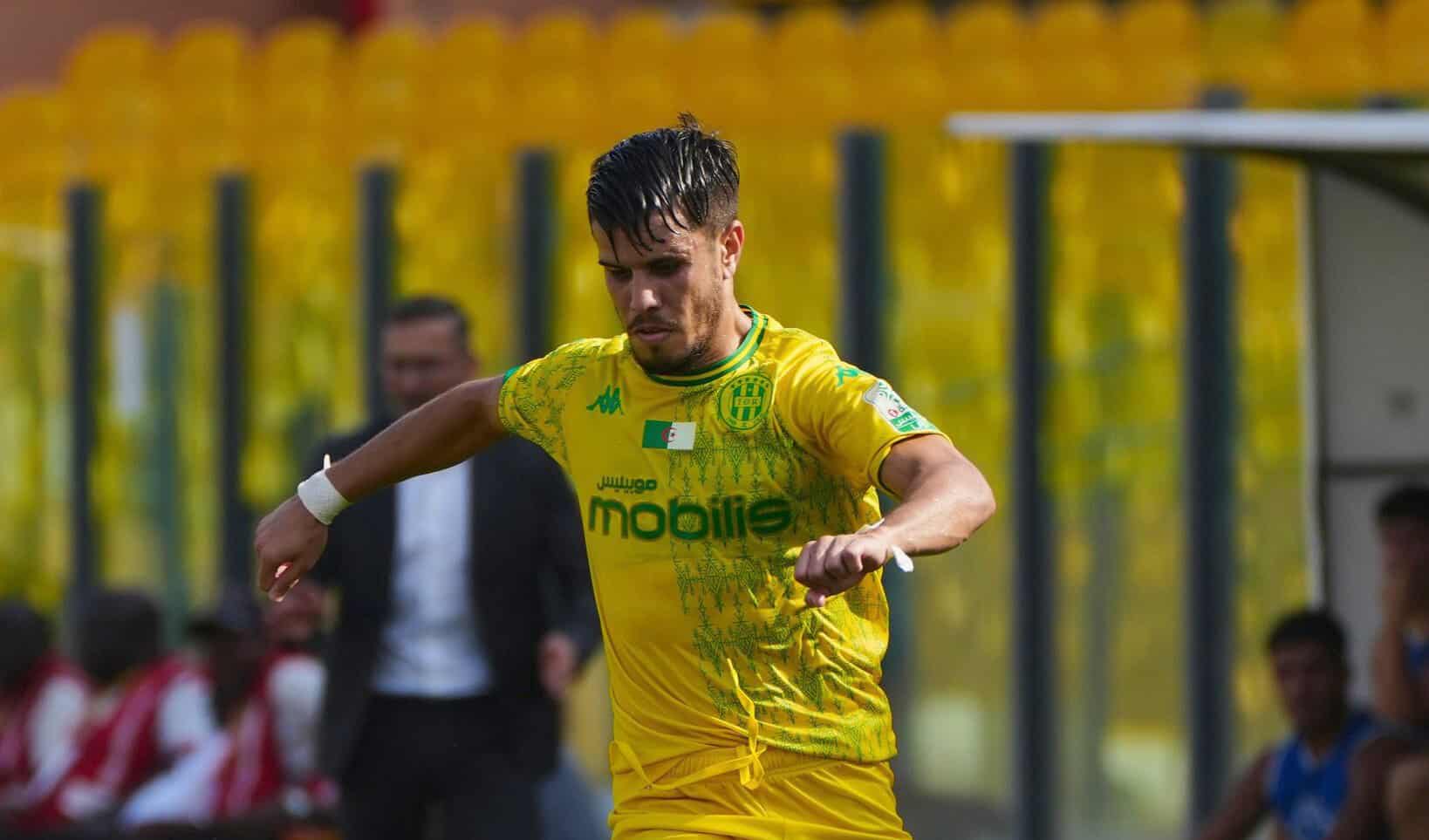 JSK : Conflits internes ! Medane valide, Ould Ali s’y oppose fermement Joueur de football en jaune lors d'un match.