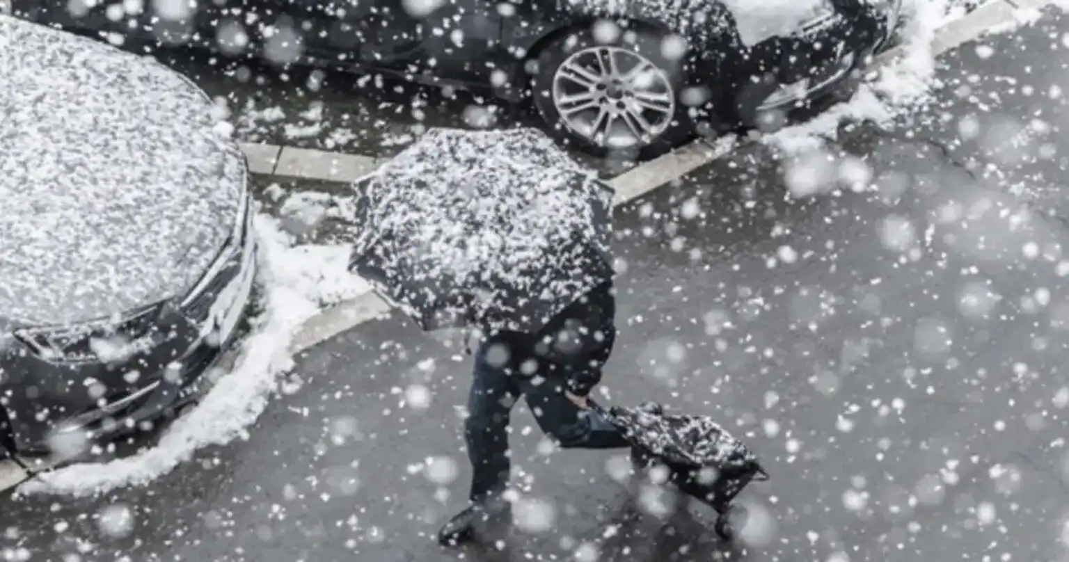 Neige et pluies en Algérie : les zones touchées ce 22 déc. Personne marchant sous une forte chute de neige en Algérie.