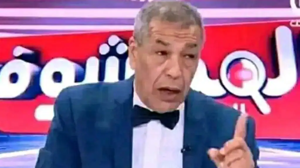 Sara Netanyahou visée par une plainte pour propos insultants Ali Bencheikh en costume avec un fond rouge et blanc.