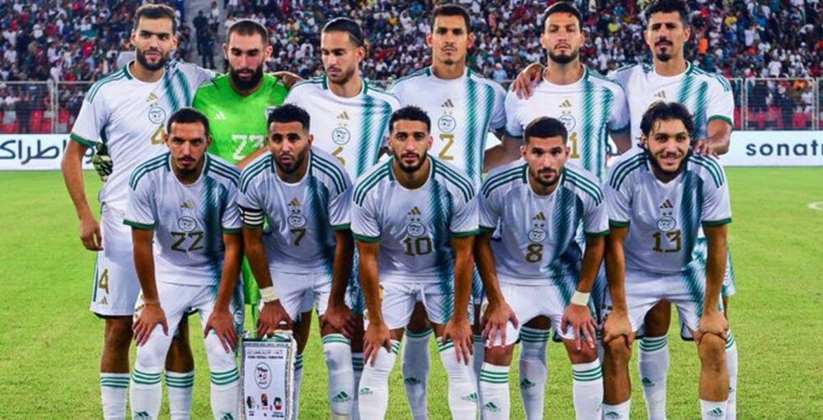 CAN 2025 : une décision choc qui touche l’Algérie Groupe de joueurs de football algériens en tenue blanche sur le terrain.