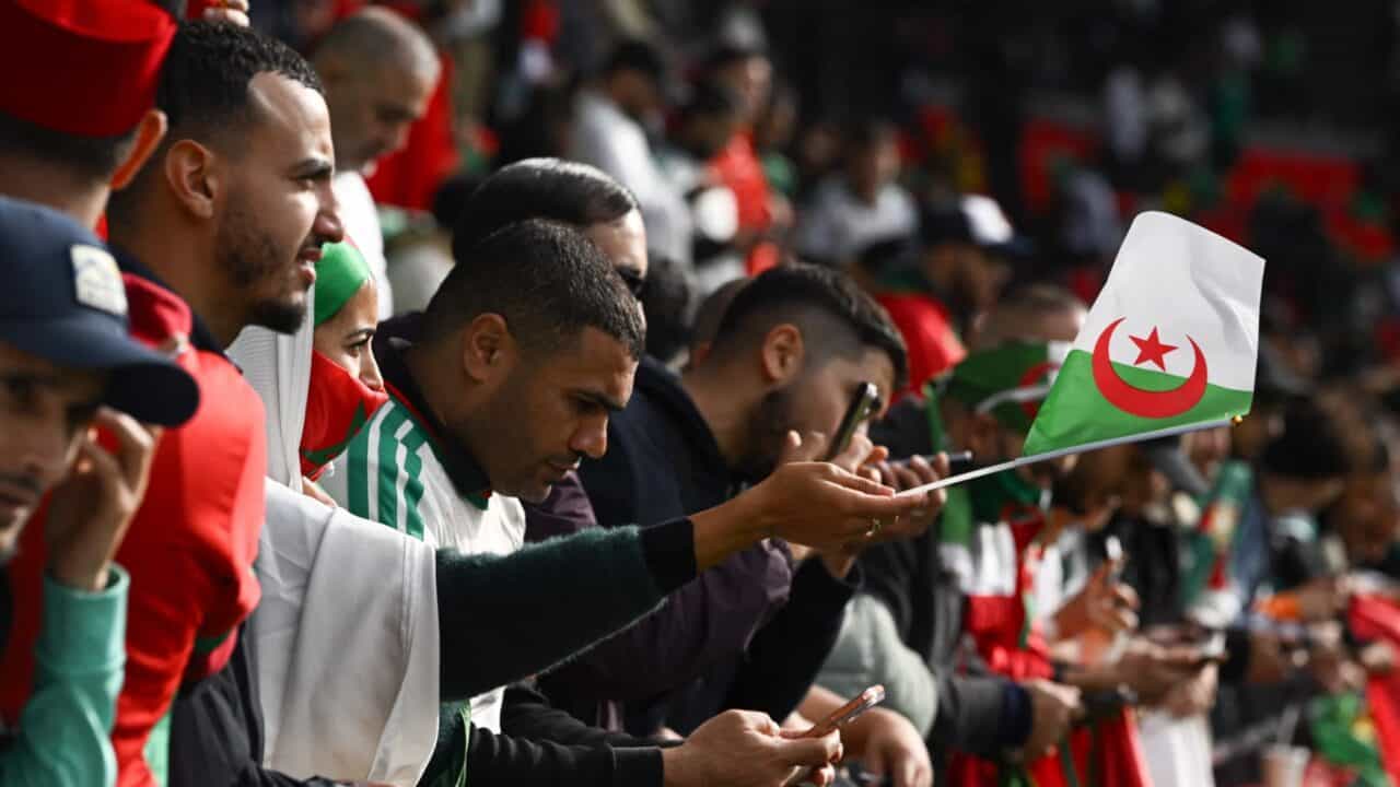 Supporters algériens avec drapeaux lors de la CAN 2025 en France.