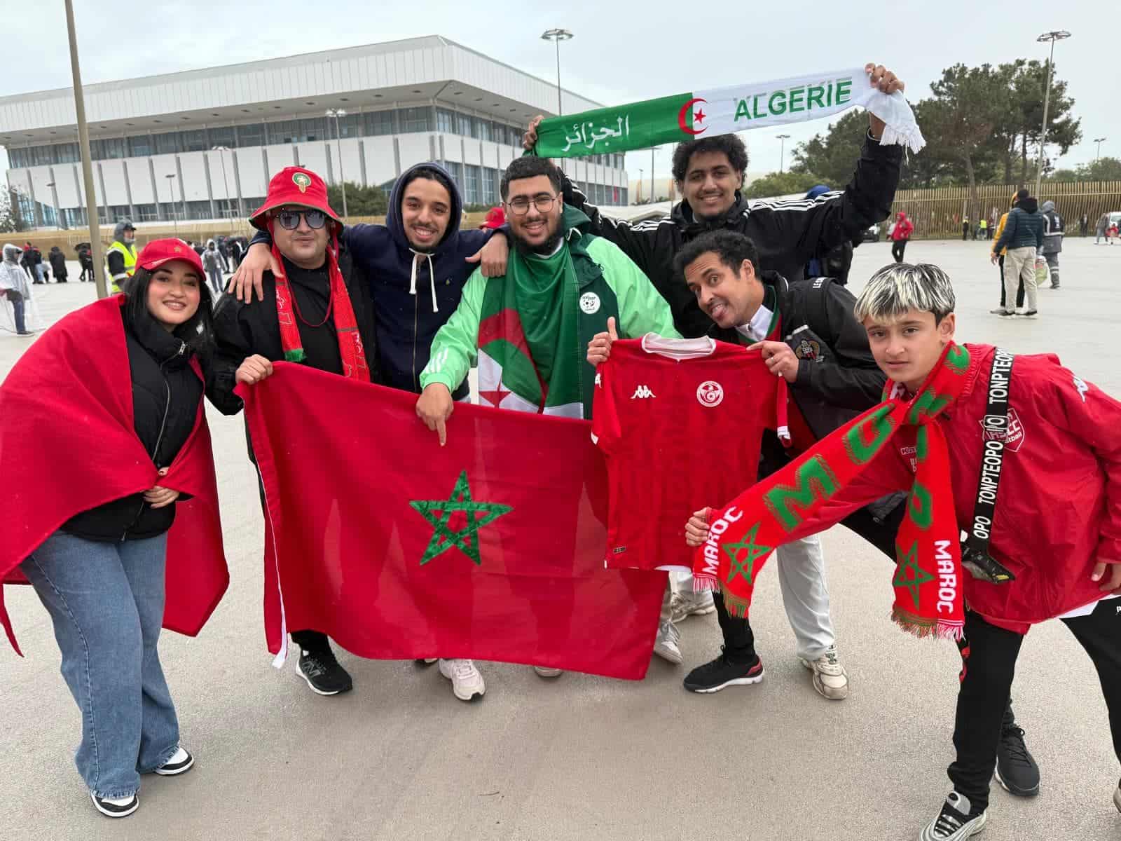 Supporters algériens et marocains ensemble Supporters de football algériens et marocains unis pour CAN 2025.