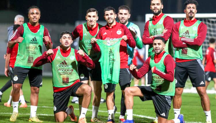 Groupe de joueurs d'Algérie en entraînement sur le terrain.