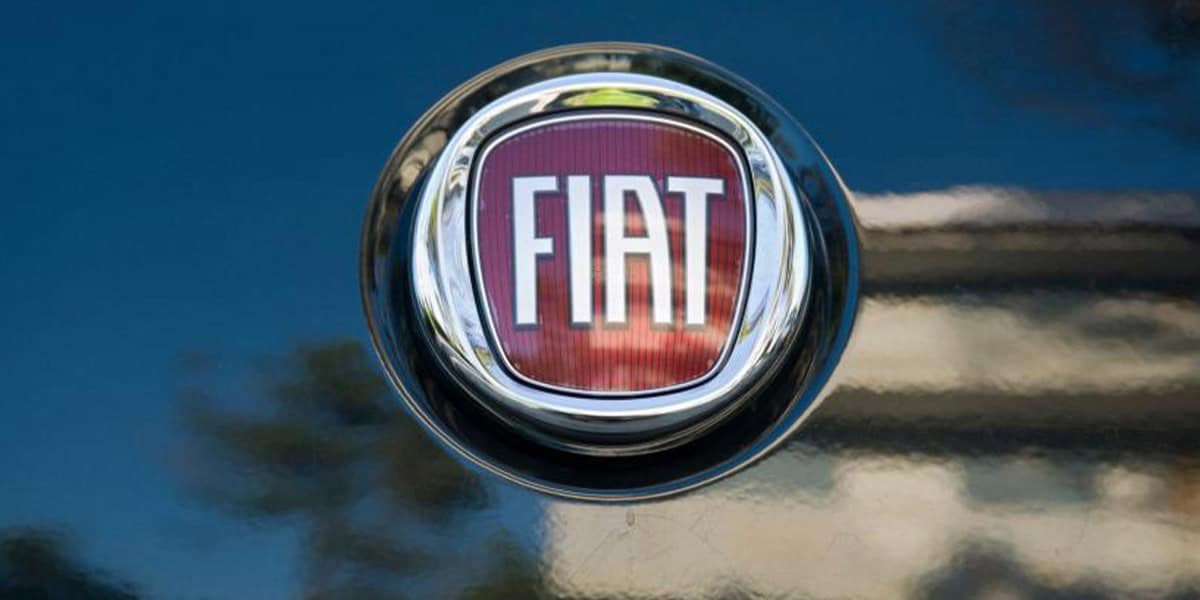 Salaires Fiat Serbie : pourquoi des écarts entre ouvriers ? Logo Fiat sur une voiture, symbole de la marque automobile italienne.