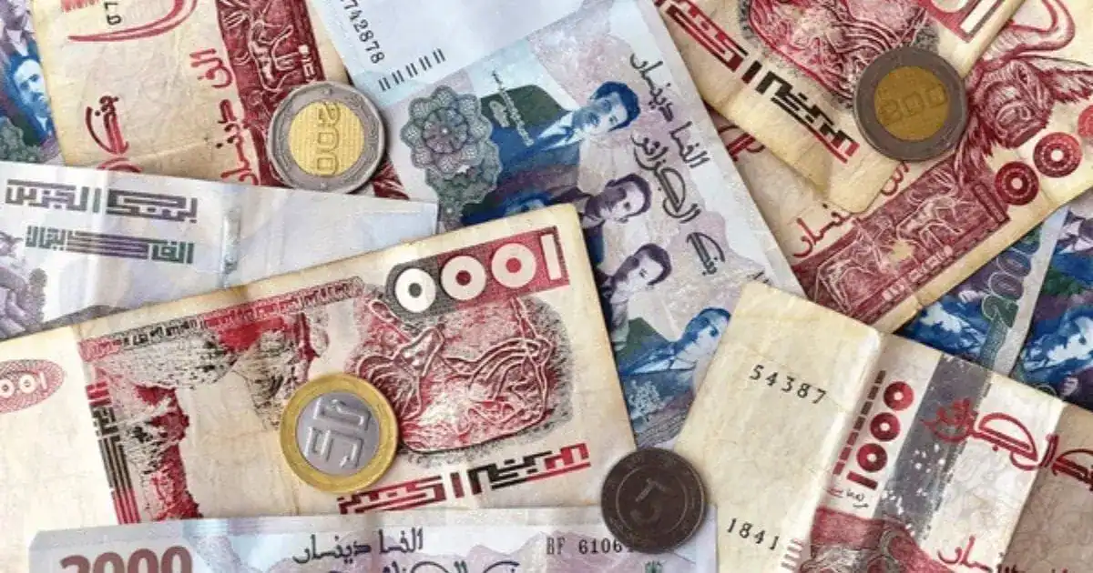 Algérie : nouvelle étape vers la fin du cash dévoilée Billets et pièces de monnaie de l'Algérie, monnaie locale.
