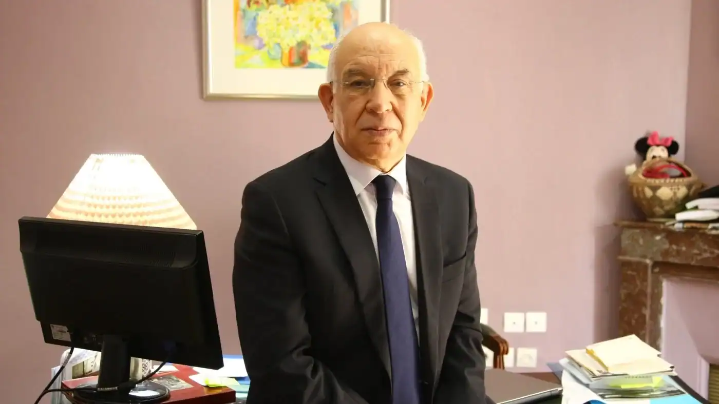 Révélations de Rahabi sur les tensions Algérie-France Rahabi, homme d'affaires, en costume dans un bureau.