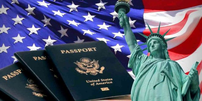 Visa américain : Trump supprime 12 mois d’attente pour les Maghrébins Passeports américains avec Statue de la Liberté en arrière-plan.