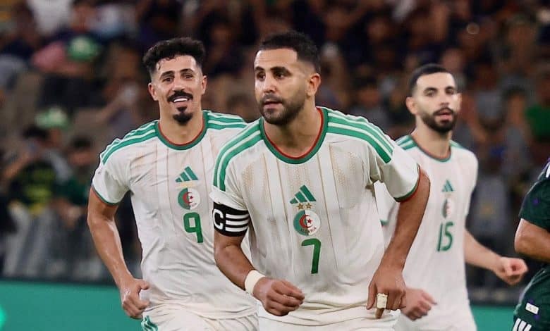 Équipe nationale d'Algérie en action Joueurs algériens lors d'un match de football international.