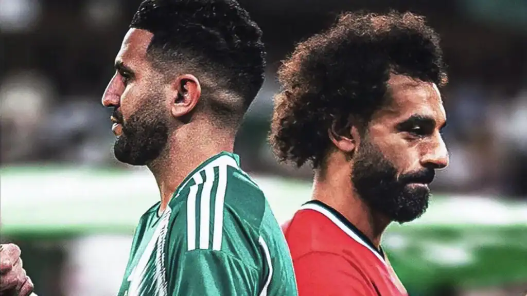 Salah vs Mahrez à la CAN 2025 : qui domine vraiment ? Salah et Mahrez en action lors de la CAN 2025, concentrés sur le jeu.
