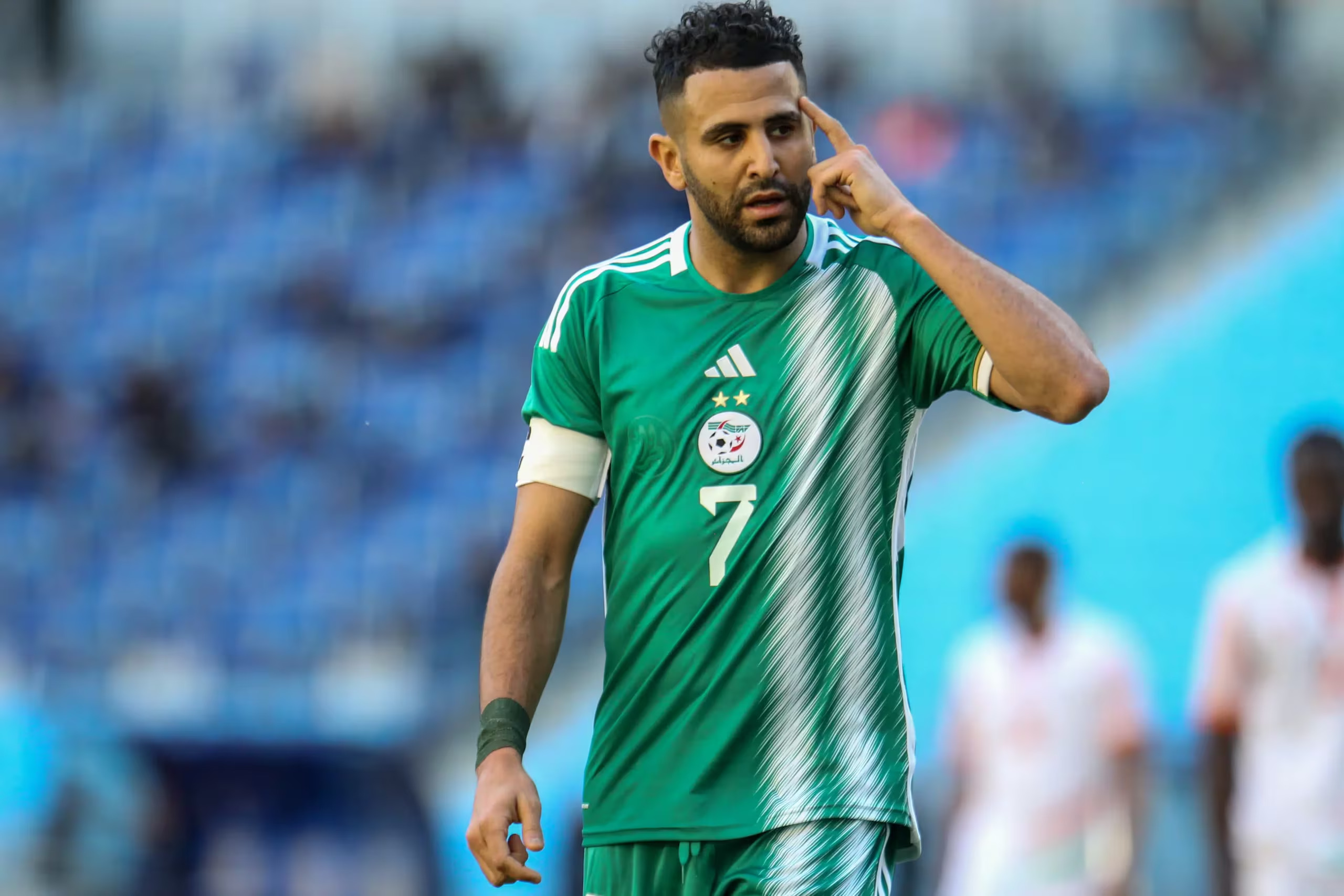 Riyad Mahrez en tenue de football algérien lors d'un match.