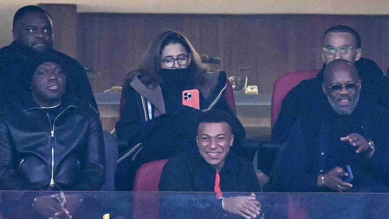 Groupe de personnes assises lors d'un événement sportif au Maroc.