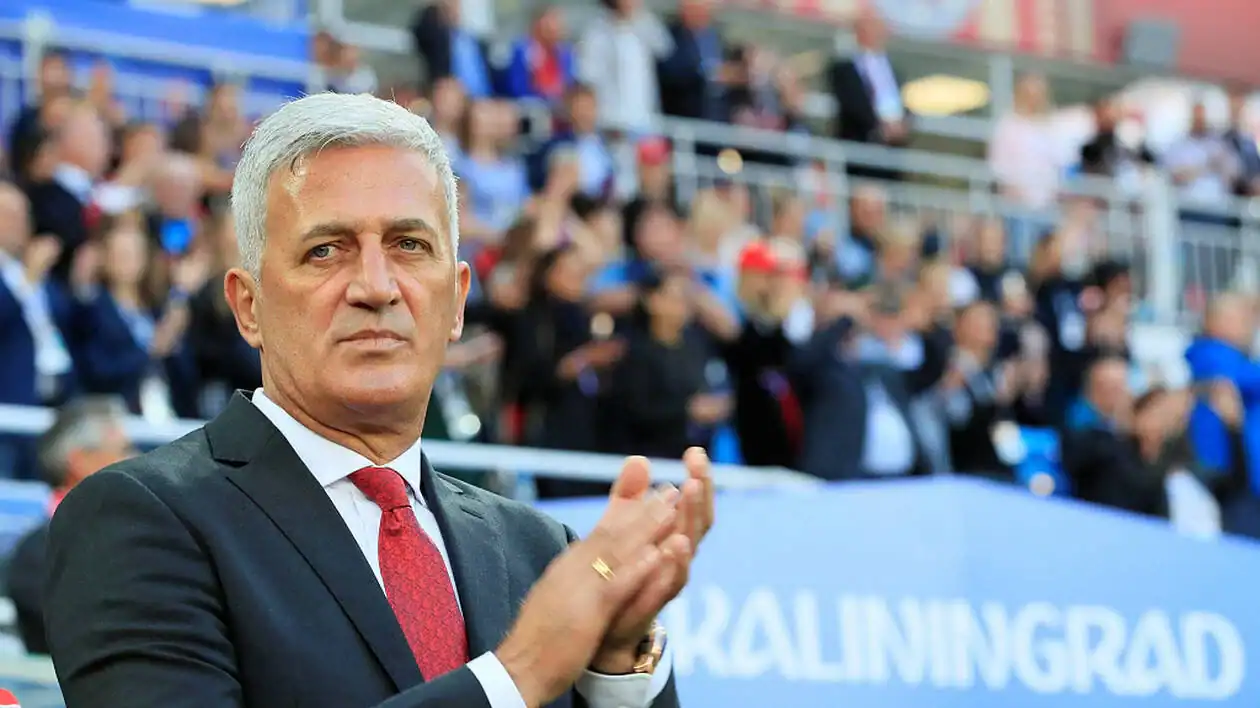 Les exploits méconnus de Petkovic en compétitions officielles Petkovic, entraîneur de football, sur le terrain lors d'un match officiel.