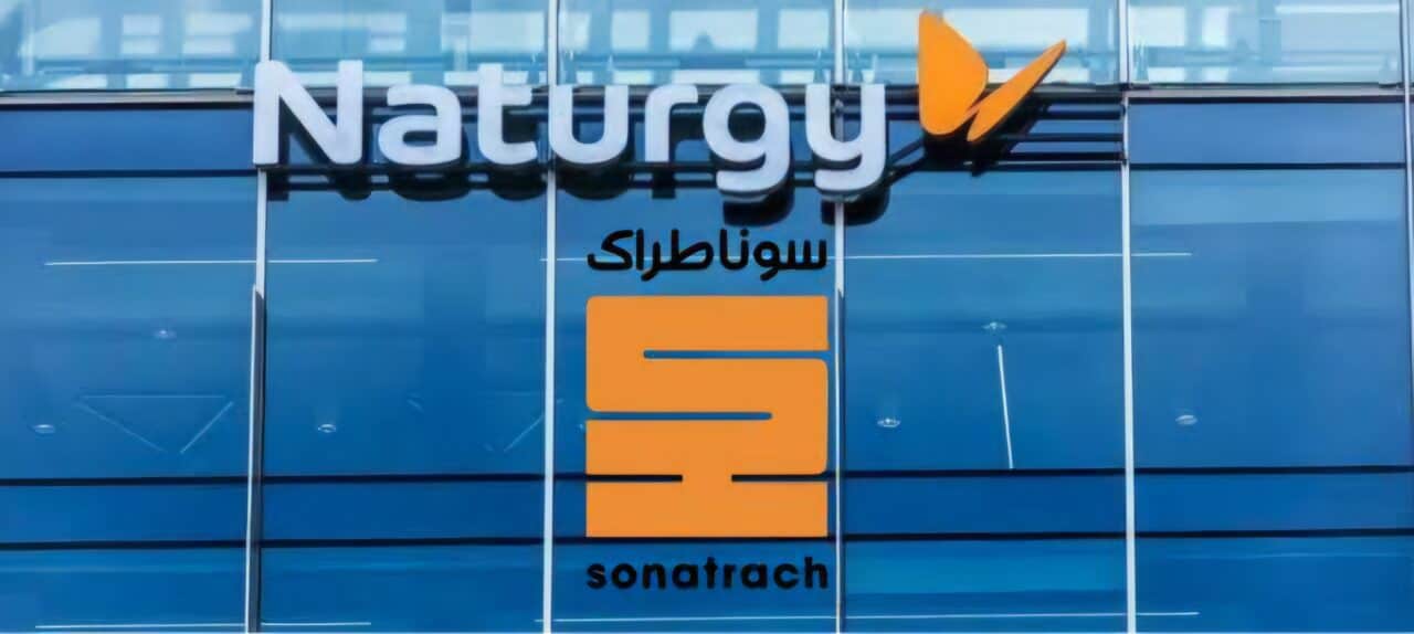 Logo de Naturgy sur un bâtiment moderne en Espagne.