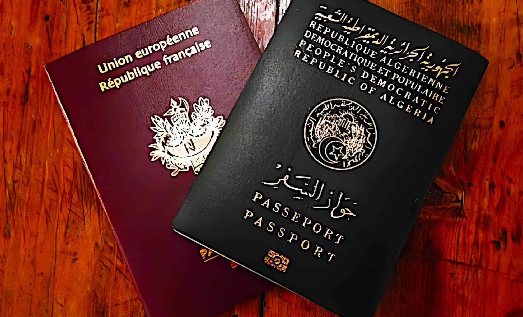Passeport biométrique : demande simplifiée, retrait obligatoire Passeport nigérian et carte de séjour européenne sur une table en bois.