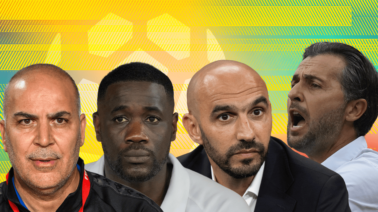CAN 2025 : faux départ interdit pour les géants africains Quatre entraîneurs de football en discussion lors d'une conférence.