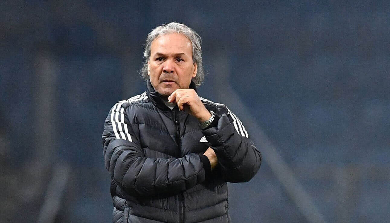 Le conseil inattendu de Rabah Madjer à Vladimir Petkovic Rabah Madjer en tenue de sport, pensif sur le terrain.