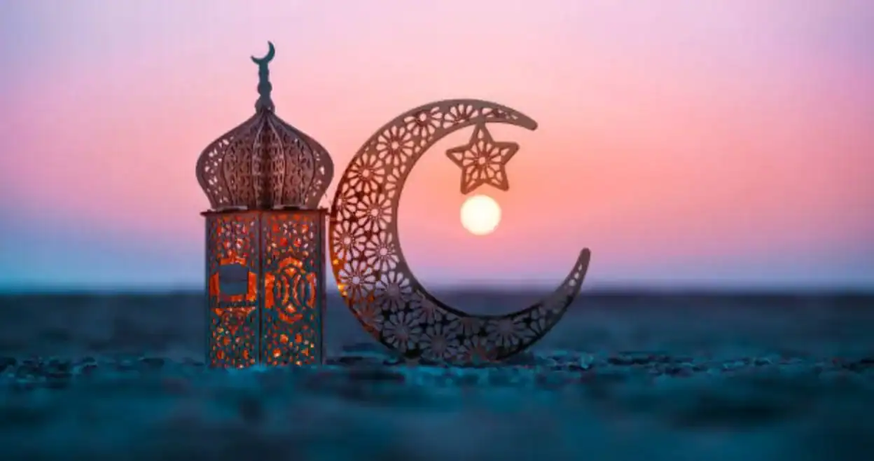 Ramadan 2026 : découvrez la date de début annoncée Lanterne traditionnelle et croissant de Ramadan au coucher du soleil.