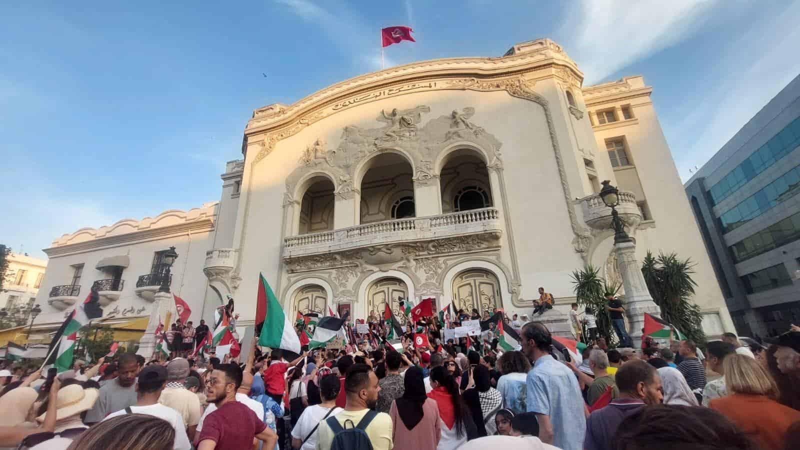 Révélations du fils sur le drame d’un Algérien en Tunisie Manifestation populaire devant un théâtre historique en Tunisie.