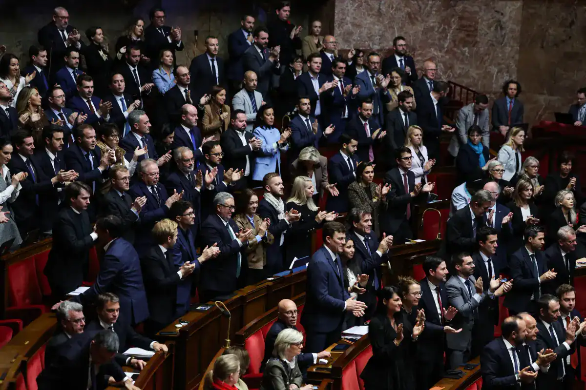 Abdelaziz Rahabi dénonce une mesure polémique en Algérie Députés en séance, applaudissant lors d'une réunion parlementaire.