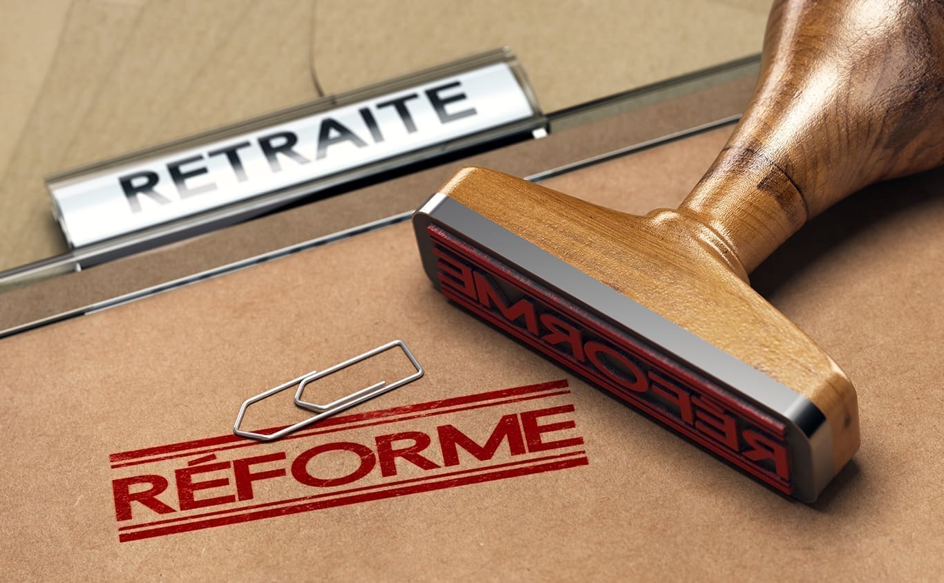 Versements de retraite en Algérie : calendrier modifié ? Tampon de réforme des retraites avec mot RETRAITE et REFORME.