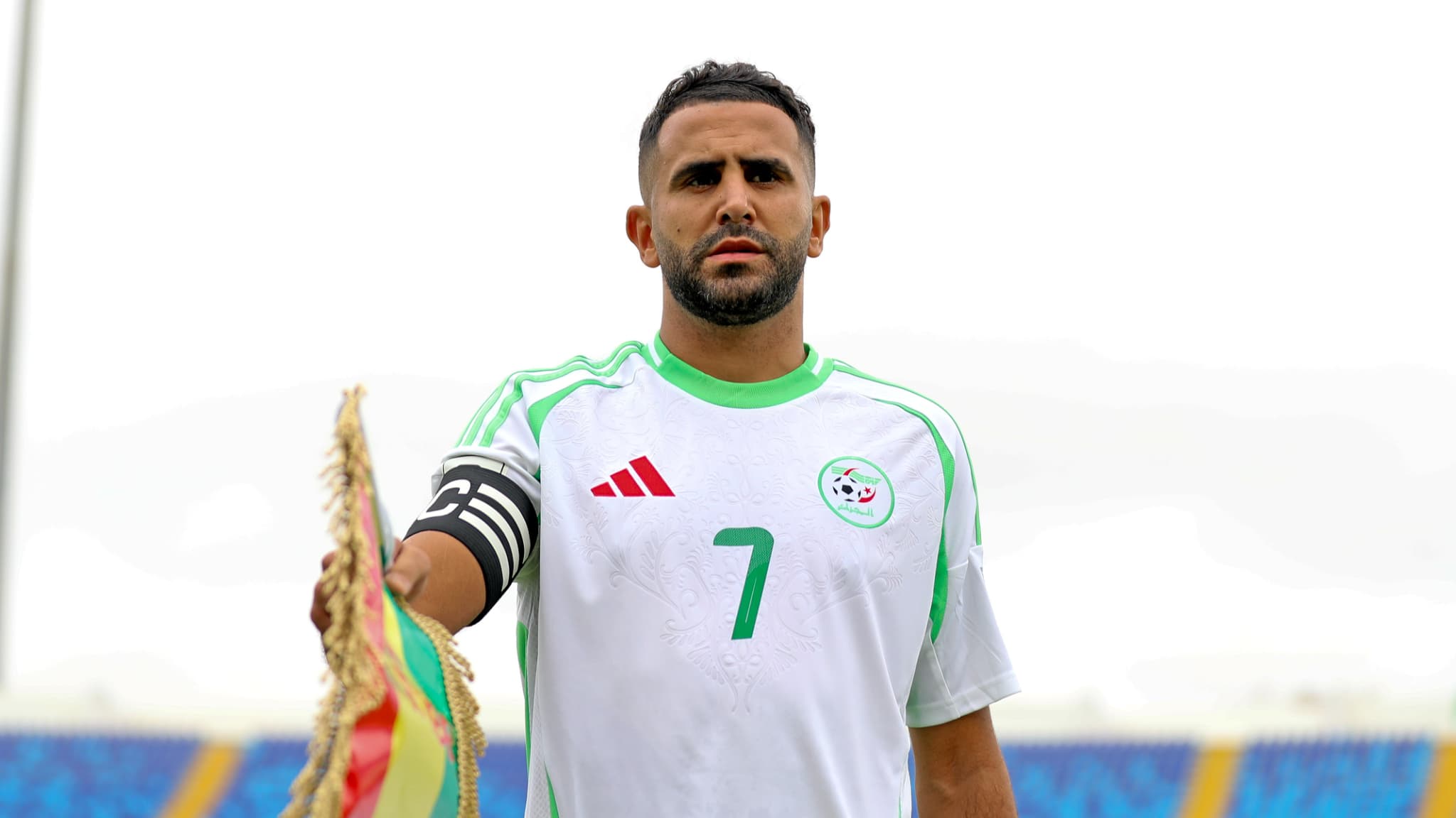 Mahrez prêt pour la CAN 2025 Riyad Mahrez en tenue de football, prêt pour la CAN 2025.