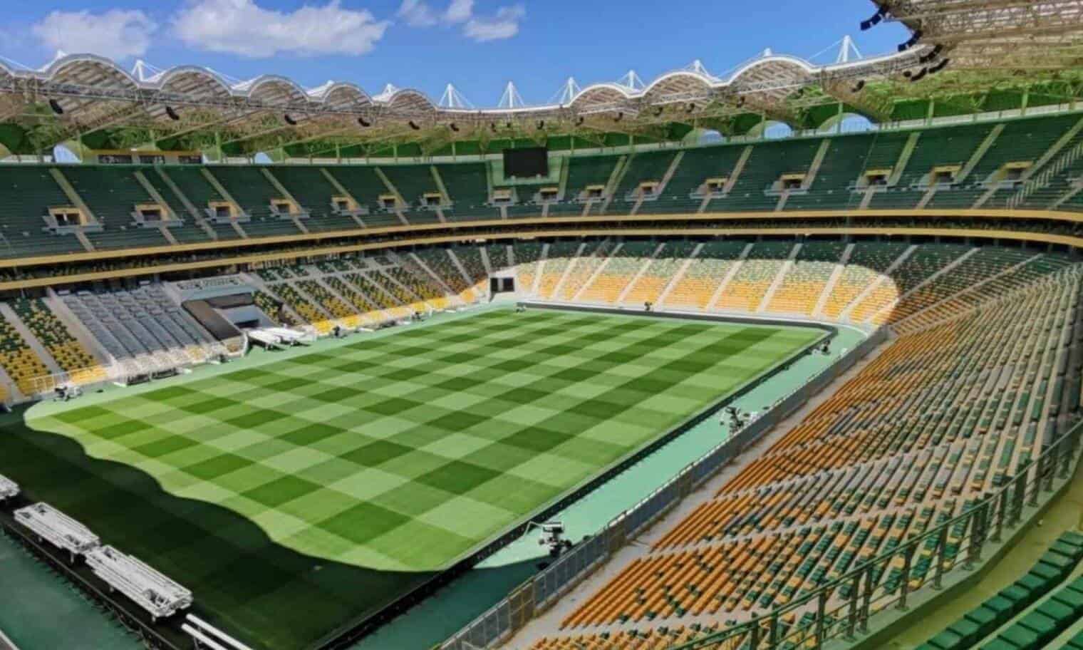 Stade de football vide avec pelouse bien entretenue en Algérie.