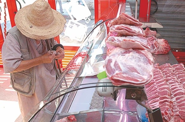 Le paradoxe de la viande en Algérie selon Tebboune Vendeur de viande avec morceaux de viande fraîche en Algérie.