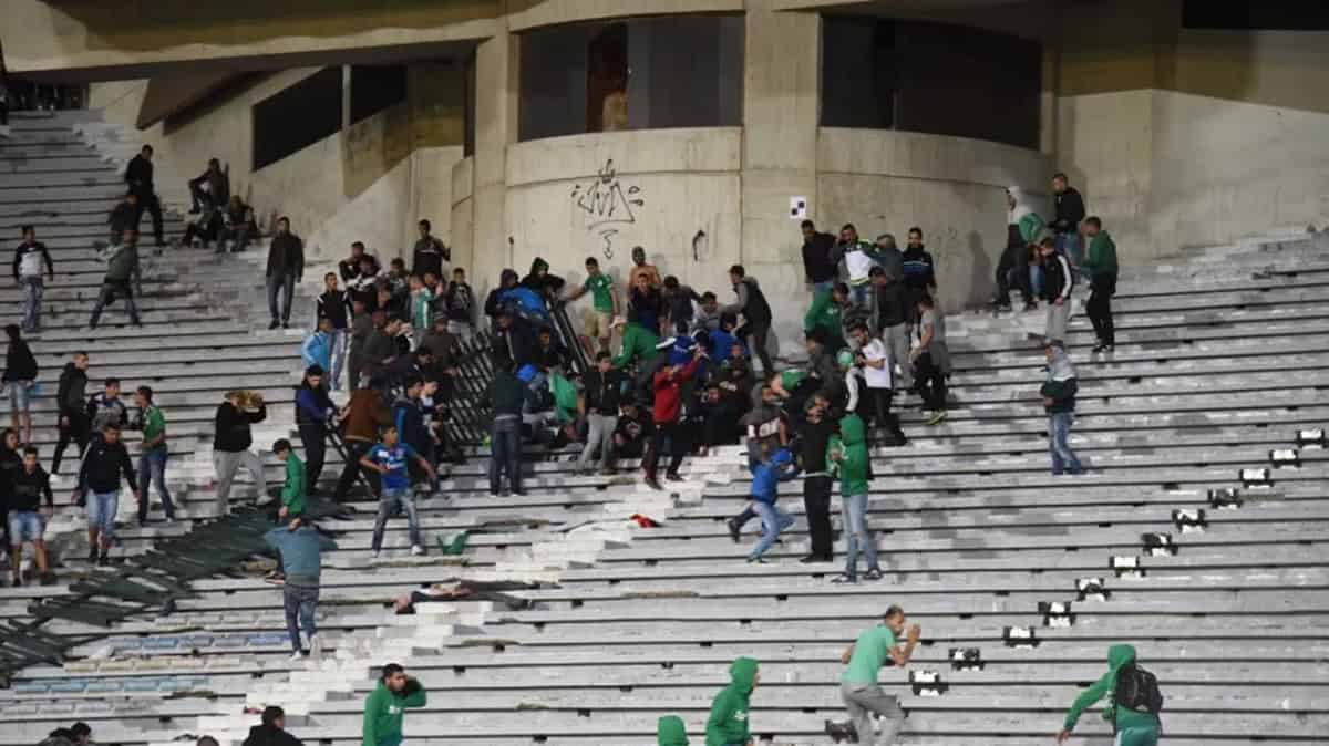 CAN 2025 : chaos et violences choquantes au Maroc Manifestation chaotique avec des jeunes sur les gradins du stade.