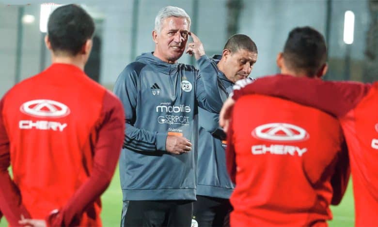 Les exploits méconnus de Petkovic en compétitions officielles Petkovic en séance d'entraînement avec ses joueurs lors d'un match officiel.